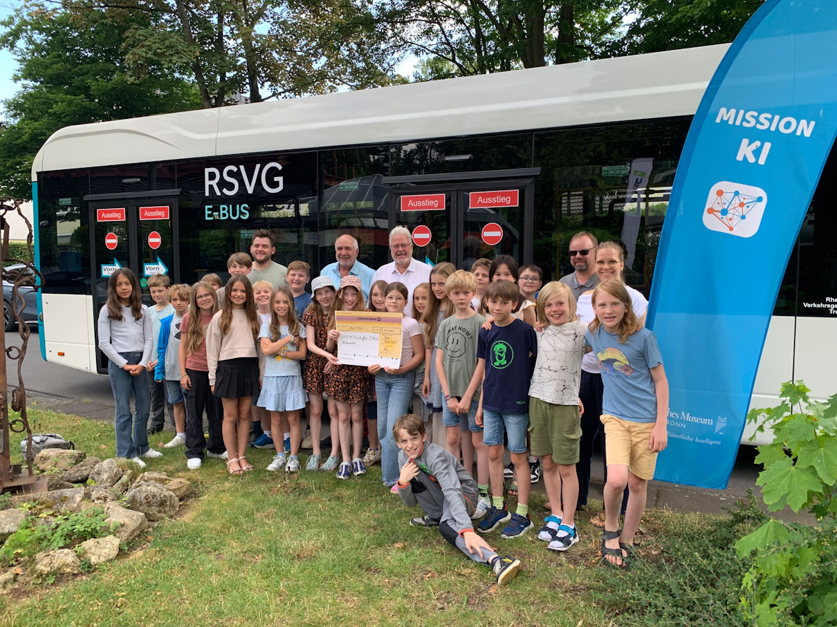250626-Spende-Hagen-01-kl_gruppe Schüler der Stenzelbergschule vor dem Bus